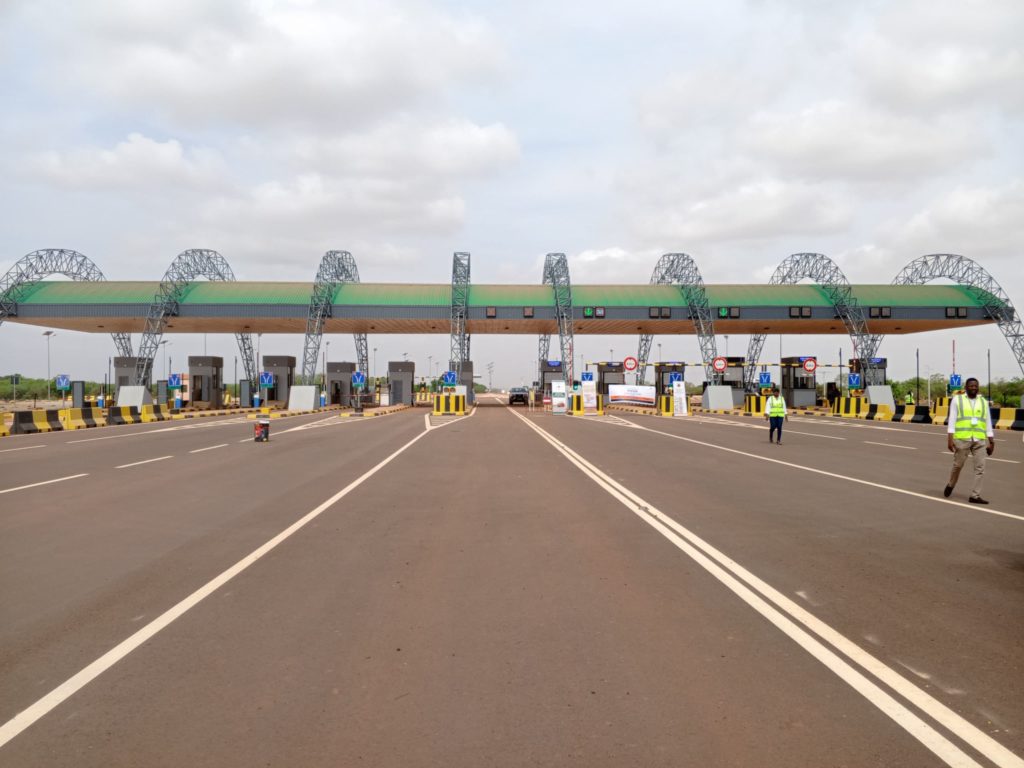 Le poste de péage de Boudtenga vue de face