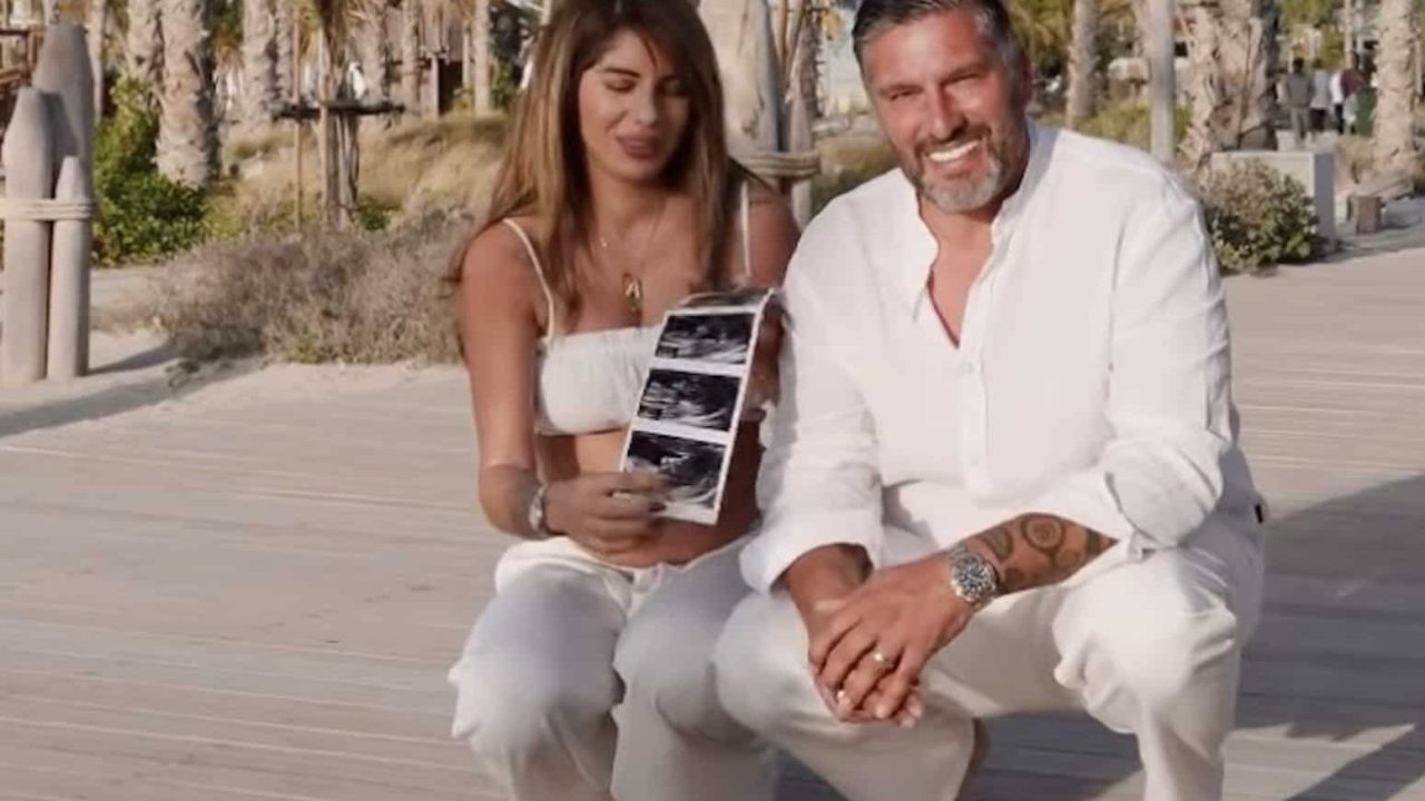 Sarah Lopez : après le mariage à Gérald, elle officialise sa deuxième grossesse