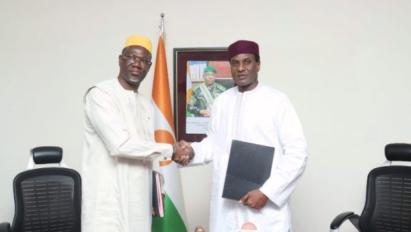 Signature convention Ali Mahaman Lamine Zeine Mamadou Tangara