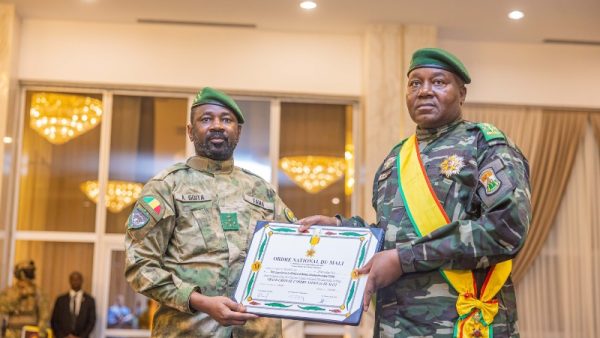 Tiani decore par Assimi Goita