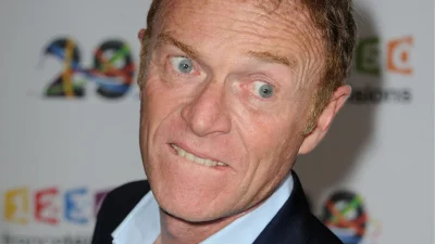 Christophe Hondelatte atomise Dave qu’il trouve "nul et misérable", en plein direct