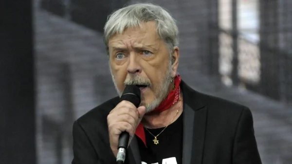 Renaud fustige Jean-Jacques Goldman et les Enfoirés