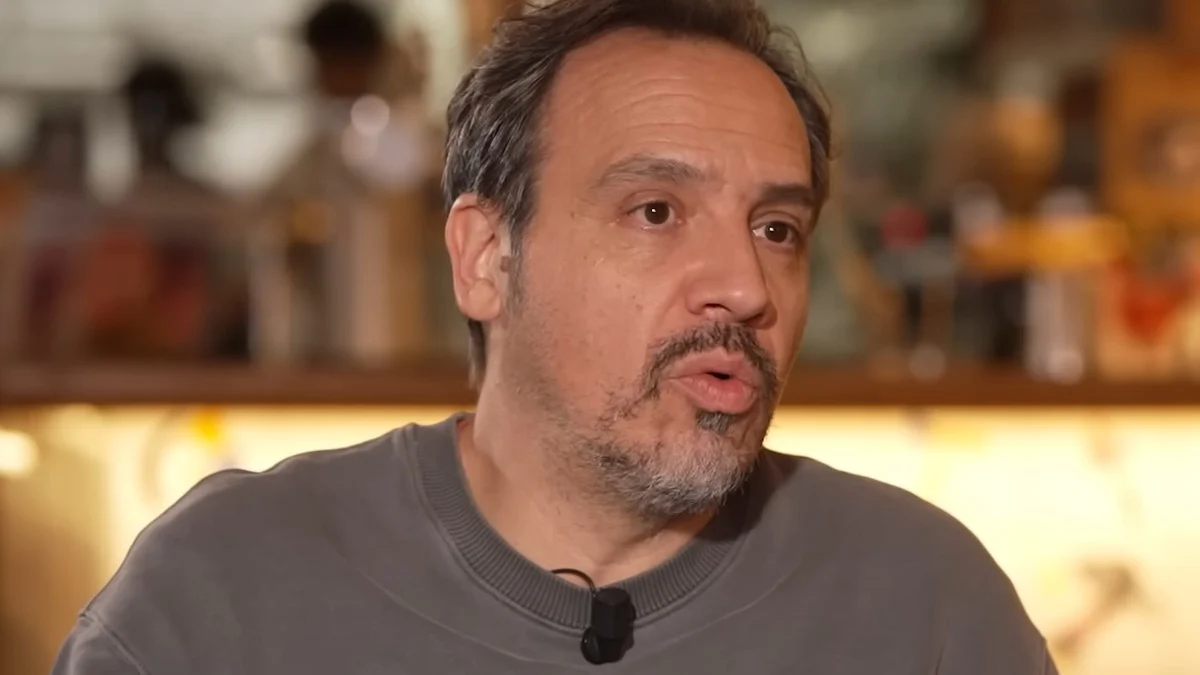 Alexandre Astier tombe le masque et confesse cette anecdote intime, “J’ai été élevé par des…”