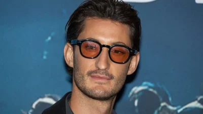 Un mouchoir usagé de Pierre Niney aux enchères sur eBay dépasse déjà les 90.000€ : "C'est vraiment LE mouchoir"