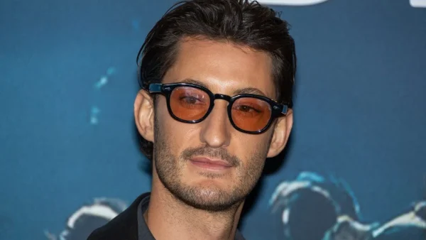 Un mouchoir usagé de Pierre Niney aux enchères sur eBay dépasse déjà les 90.000€ : "C'est vraiment LE mouchoir"