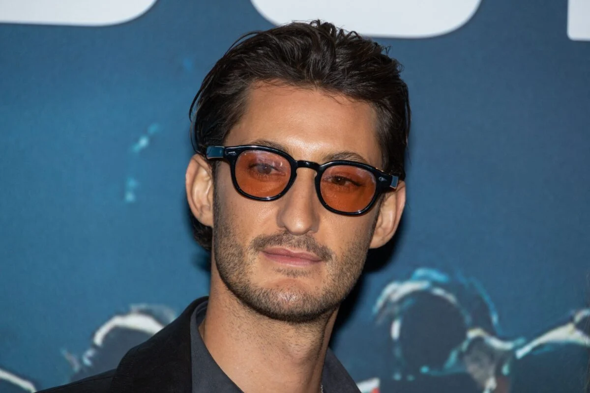 Un mouchoir usagé de Pierre Niney aux enchères sur eBay dépasse déjà les 90.000€ : "C'est vraiment LE mouchoir"