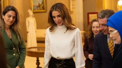 jupe en velours, col roulé blanc et escarpins assortis, la reine offre une leçon d’élégance en Turquie