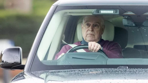 il a quitté Royal Lodge dans la précipitation et la plus grande discrétion