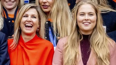 le duo accueille les sportifs des JO avec des looks hauts en couleurs