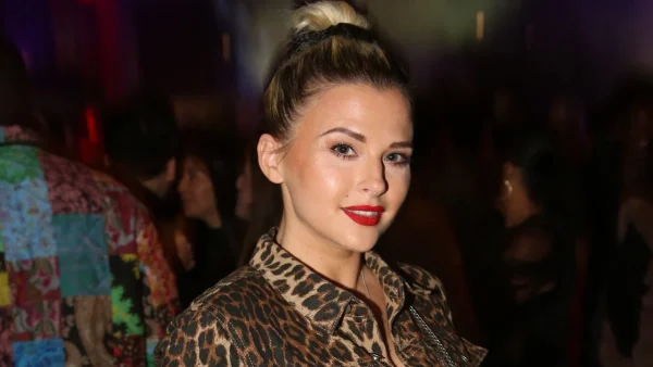 Kelly Vedovelli bientôt maman à 35 ans, ouvre les portes de son appartement avec parquet clair et cheminée d'époque" où elle élèvera sans doute son enfant à naître