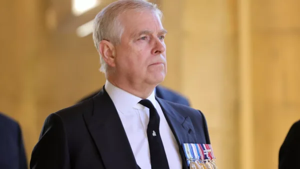 Charles III forcé à prendre la parole, l’ex-prince au pied du mur ?