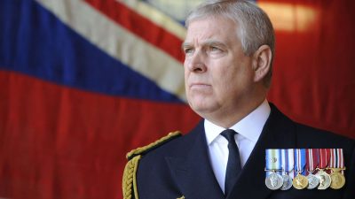 Arrestation d’Andrew Moutbatten-Windsor : une photo de sa libération connaît un buzz mondial, son vrai visage révélé