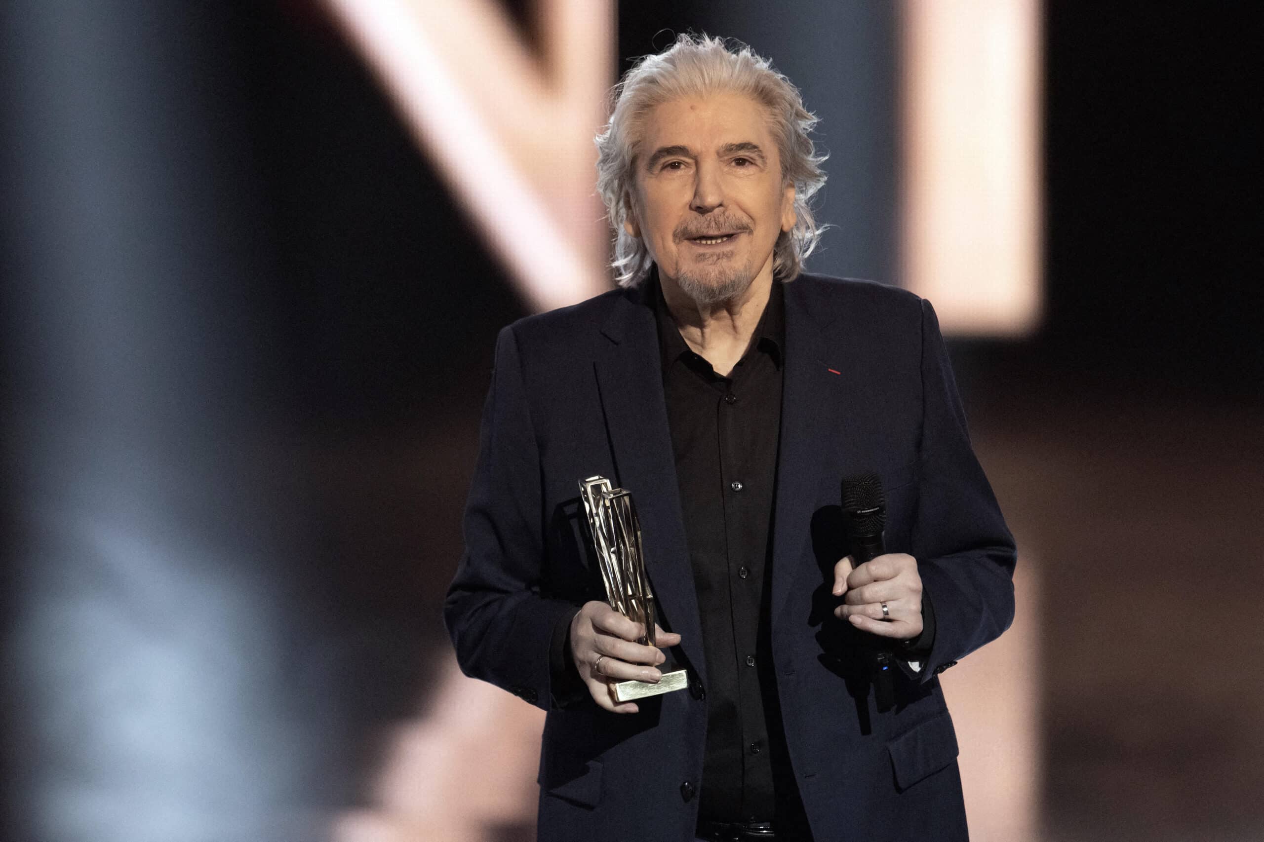 Serge Lama dit tout sur sa jambe gauche qui le lâche et l’erreur qu’il aurait pu commettre