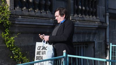 "On dirait un zombie" : Pierre Palmade "méconnaissable" et "paumé" à la veille de sa libération, les langues se délient dans son voisinage