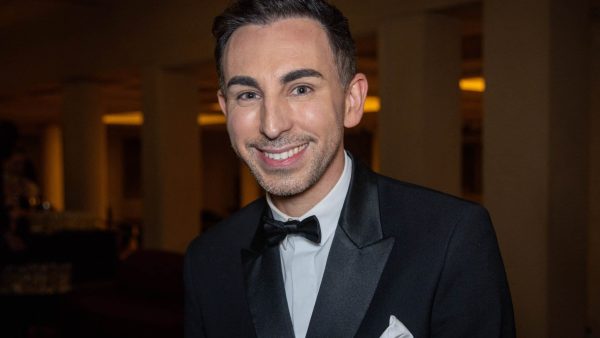 L’intervieweur star, Jordan de Luxe, débarque officiellement sur W9 avec sa propre émission, Le Jet de Luxe