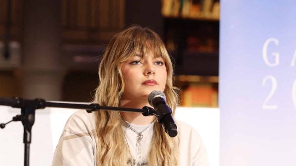 "Monsieur !", Louane agacée par un agent de sécurité, elle arrête son concert pour le remettre à sa place