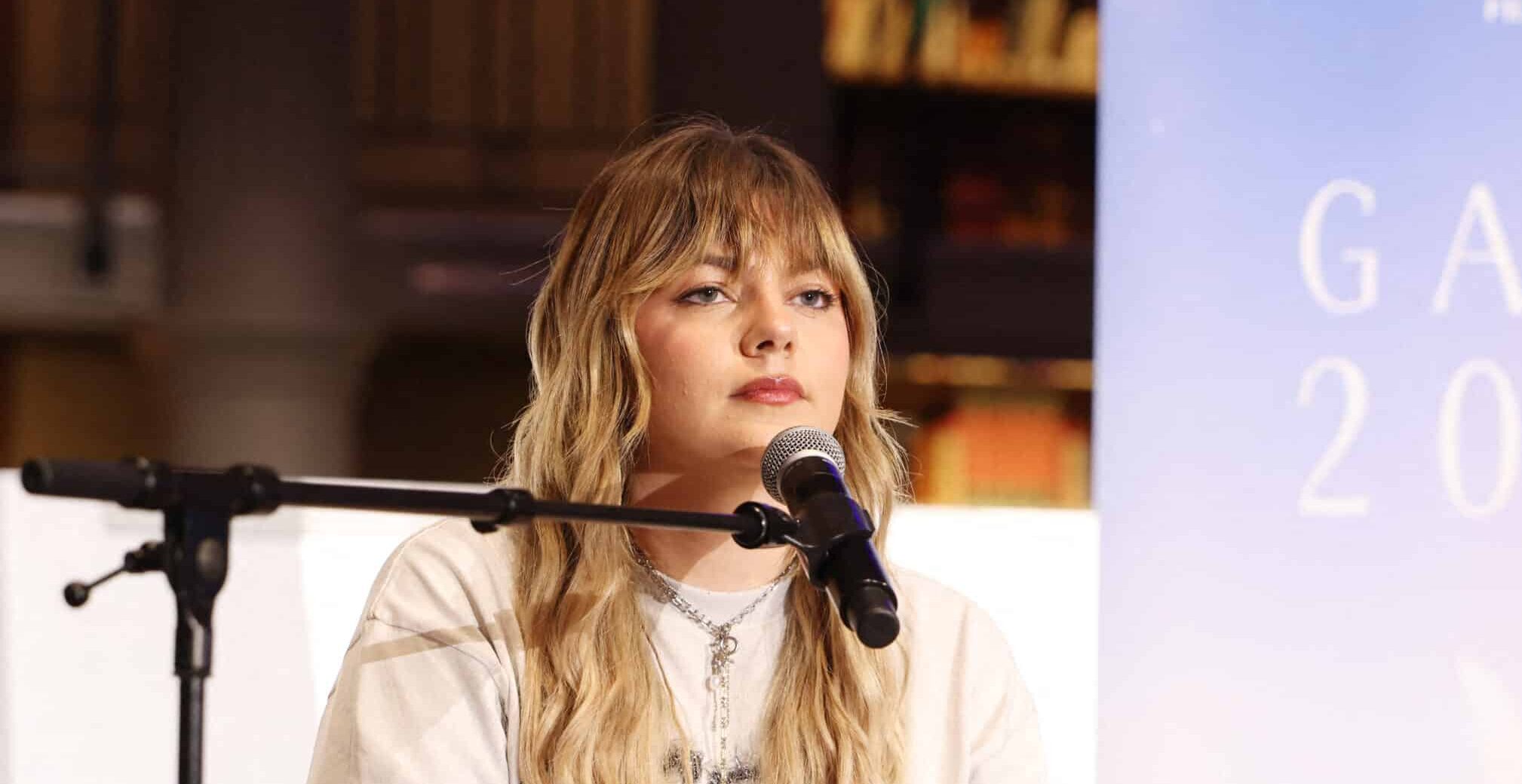 "Monsieur !", Louane agacée par un agent de sécurité, elle arrête son concert pour le remettre à sa place