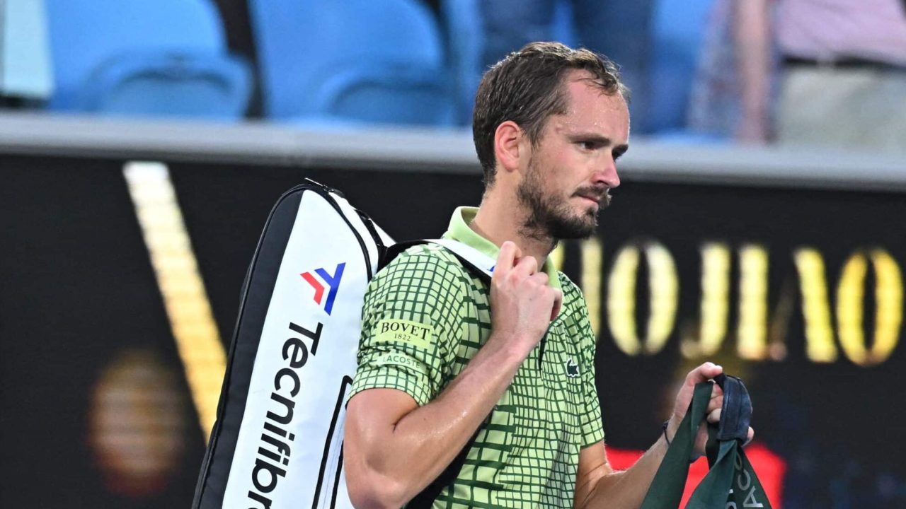 Dubaï frappée par l'Iran : Daniil Medvedev triomphe sans jouer mais va-t-il réussir à quitter les Émirats Arabes Unis ?