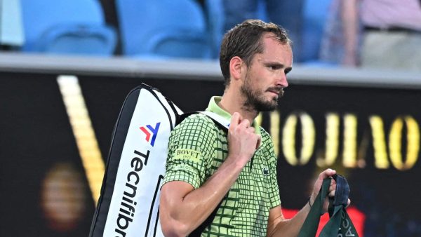 Dubaï frappée par l'Iran : Daniil Medvedev triomphe sans jouer mais va-t-il réussir à quitter les Émirats Arabes Unis ?