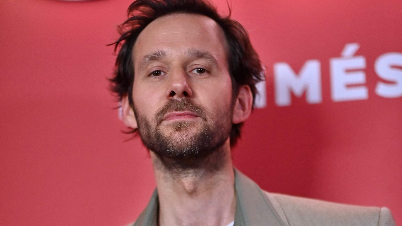 Benjamin Lavernhe : "écoeuré" et "horrifié", l’interprète de l’Abbé Pierre se lâche