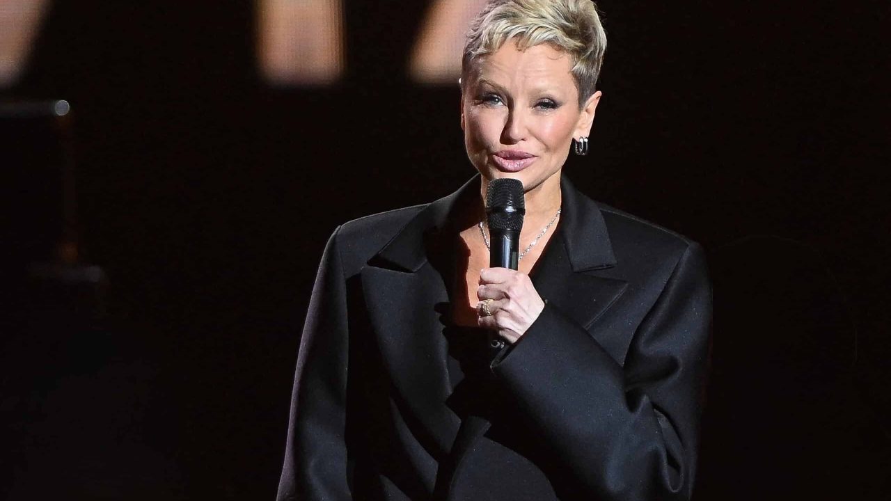 Adriana Karembeu tente encore une nouvelle coupe de cheveux encore plus courte et un dégradé