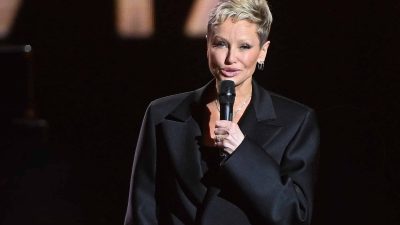 Adriana Karembeu tente encore une nouvelle coupe de cheveux encore plus courte et un dégradé