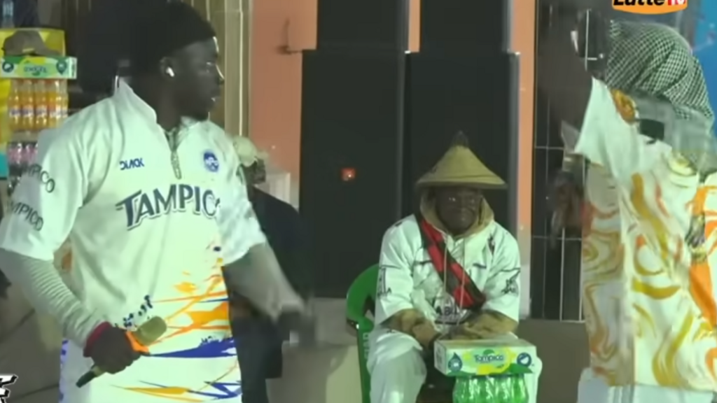 Sénégal: un lutteur frappe son adversaire avant une rencontre et suscite l'indignation