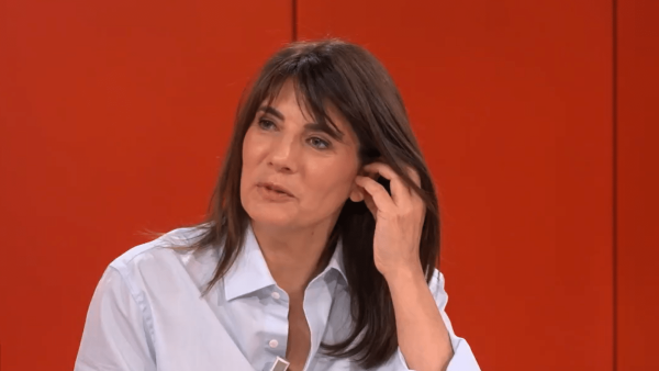 "L'oreille est devenue noire" : Estelle Denis, son terrible accident sur le plateau d'Arthur