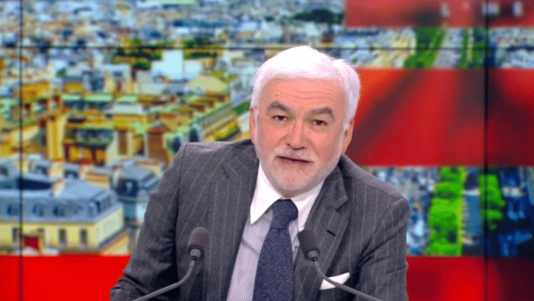 "Là ce n'est pas drôle" : Pascal Praud cité dans l'affaire Epstein ? Le journaliste sort de ses gonds