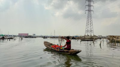 Un habitant du bidonville de Makoko, au Nigeria, une communauté de pêcheurs historique, bâtie sur pilotis en bord de lagune, après que l'État de Lagos en a demandé la destruction d'une bonne partie.