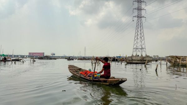 Un habitant du bidonville de Makoko, au Nigeria, une communauté de pêcheurs historique, bâtie sur pilotis en bord de lagune, après que l'État de Lagos en a demandé la destruction d'une bonne partie.