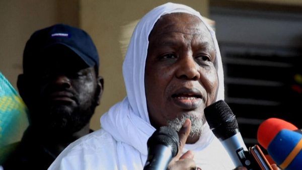 Mali: l’imam Mahmoud Dicko appelle au dialogue et fait face à l’indifférence de la junte