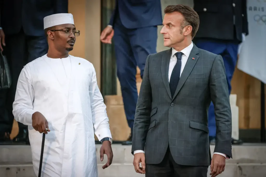 Le président tchadien Mahamat Idriss Déby Itno et son homologue français à l’Élysée, le 3 octobre 2024. © Ludovic MARIN / AFP