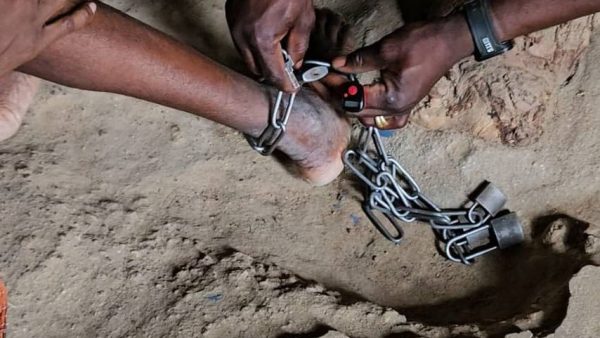 un homme séquestré et enchaîné illégalement pendant 17 ans par son père biologique