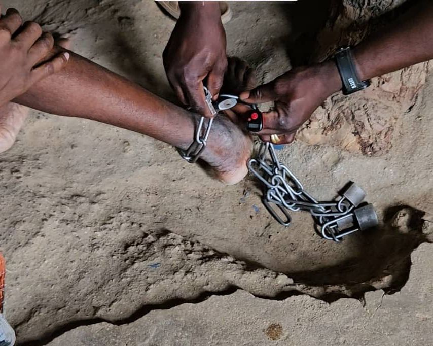 un homme séquestré et enchaîné illégalement pendant 17 ans par son père biologique