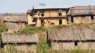 À Madagascar, la culture zafimaniry, connue pour son art du bois, est menacée - Reportage Afrique