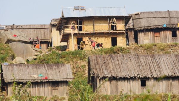 À Madagascar, la culture zafimaniry, connue pour son art du bois, est menacée - Reportage Afrique