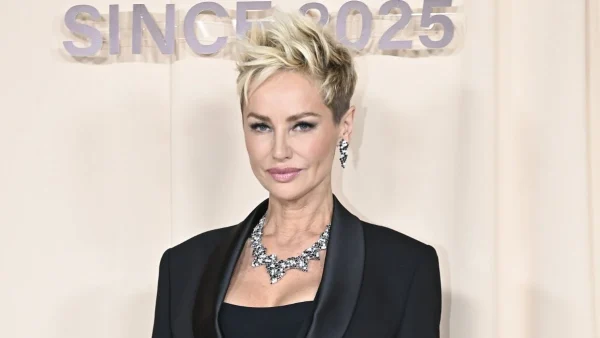 après avoir coupé ses cheveux, elle ose un dégradé encore plus court à la garçonne