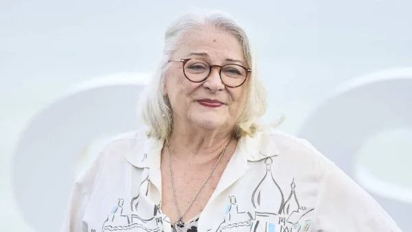 "Anti pin-up", Josiane Balasko, "mariée à un apache", surprise en plein dîner avec Epstein et Jack Lang