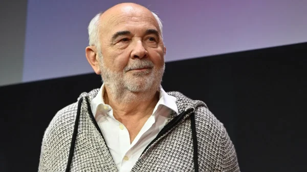 Après son départ des Enfoirés, Gérard Jugnot balance sur "l'odeur" de Jean-Jacques Goldman