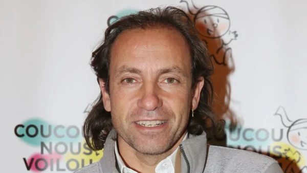 Proche de Surya Bonaly, Philippe Candeloro ouvre les portes de sa maison de rêve où il vit avec ses "4 femmes"