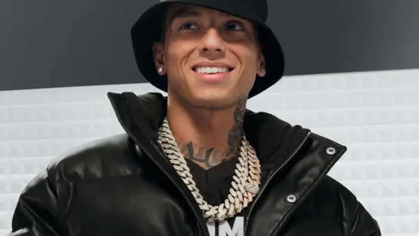 Le rappeur britannique Central Cee annonce sa conversion à l'islam en direct