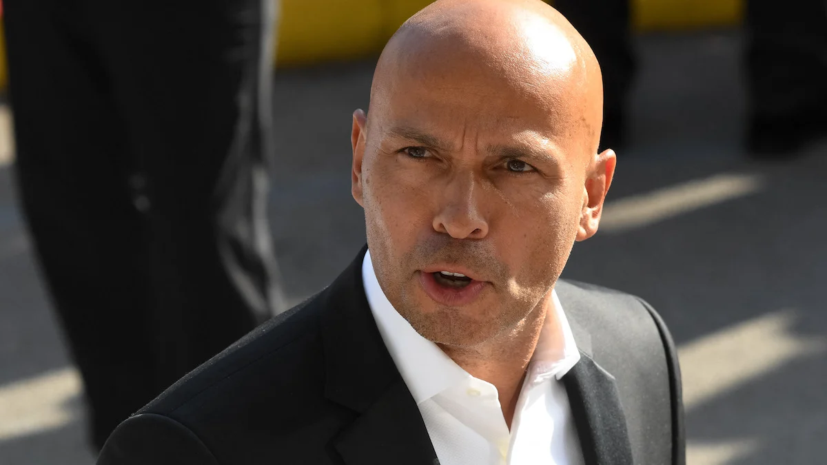 "Il ne peut plus parler, plus marcher", ému, il donne des nouvelles peu réjouissantes de son ami