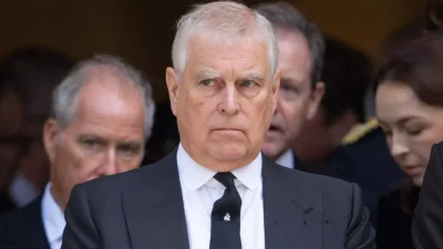 L’ex-prince Andrew s’invite au Louvre… et crée le scandale !