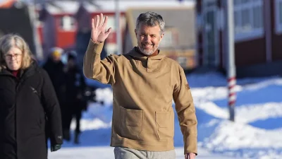 selfie, bain de foule… comment le roi défie Donald Trump