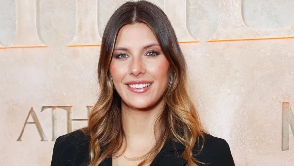 Camille Cerf, sans pudeur, sur sa toute première fois avec un garçon, “C’est l’âge un peu ingrat”