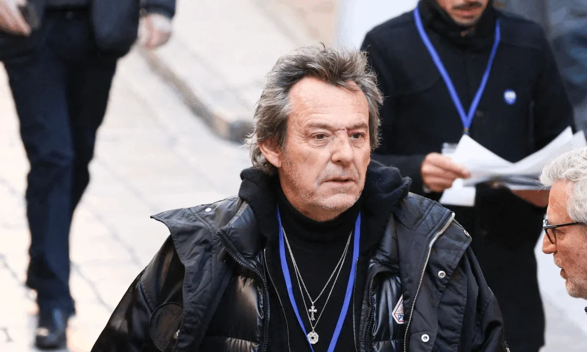 ces photos olé-olé qu'il a faites "dans la loge des Bouffes parisiennes"