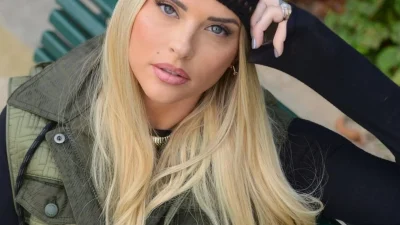 Kelly Vedovelli (35 ans) enceinte de son premier enfant, elle fait le buzz en dévoilant de nouveau son baby bump