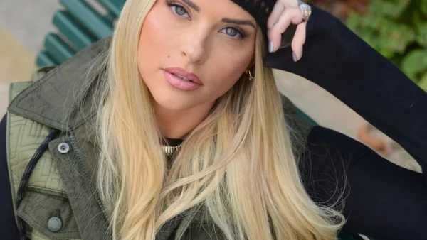 Kelly Vedovelli (35 ans) enceinte de son premier enfant, elle fait le buzz en dévoilant de nouveau son baby bump