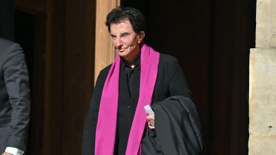 Jack Lang nous fait le tour de son appartement où il "fait à manger dans sa petite cuisine" depuis plus de 40 ans